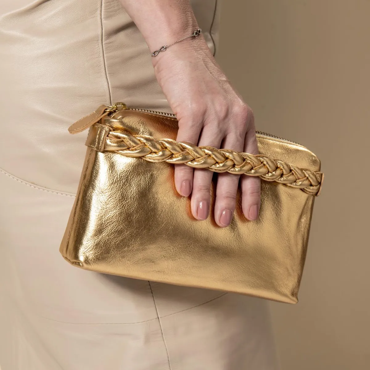 meggy_clutch_dourada_289_6_cb98a0a7fc9271e3ec4072a63beac2a1
