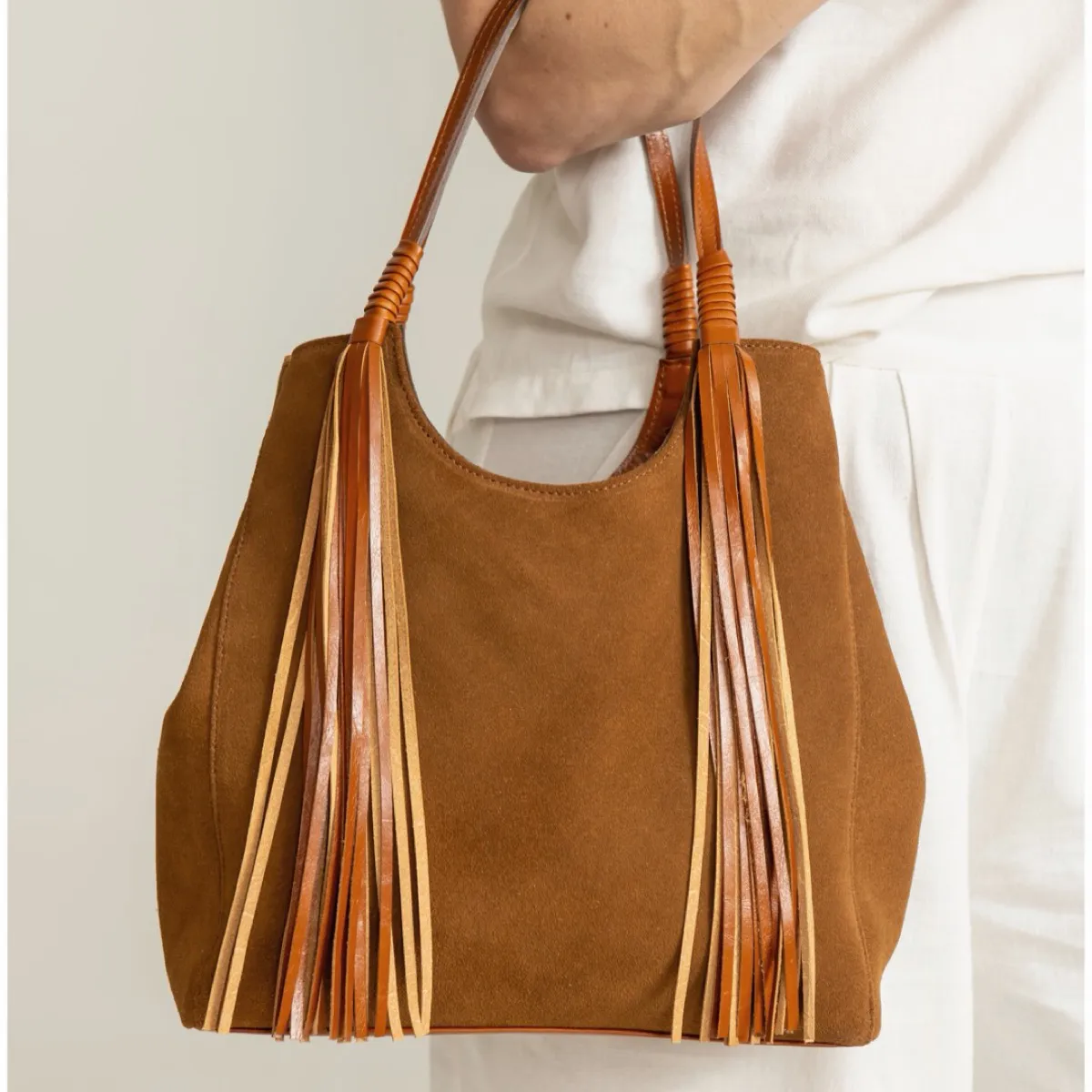 tote_tassel_camurca_caramelo_615_3_1546baa08aac3a18cecf22d2a9de9d43